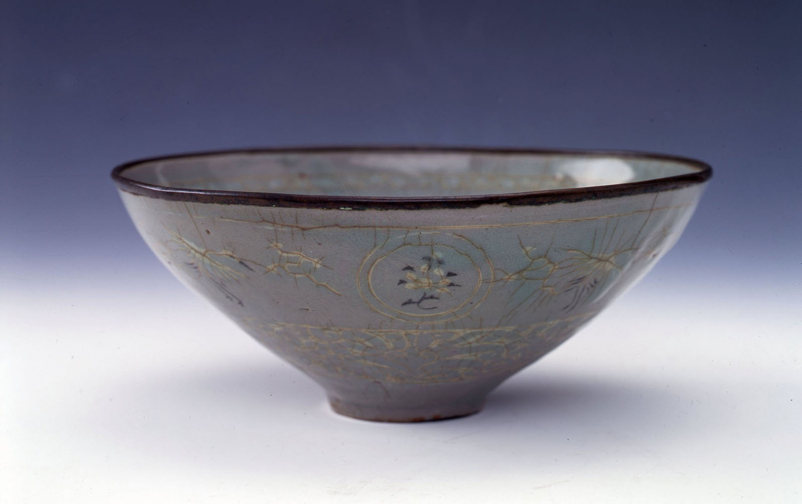 《高麗青磁象嵌平茶碗》　朝鮮・高麗時代(13～14世紀)山形県指定文化財