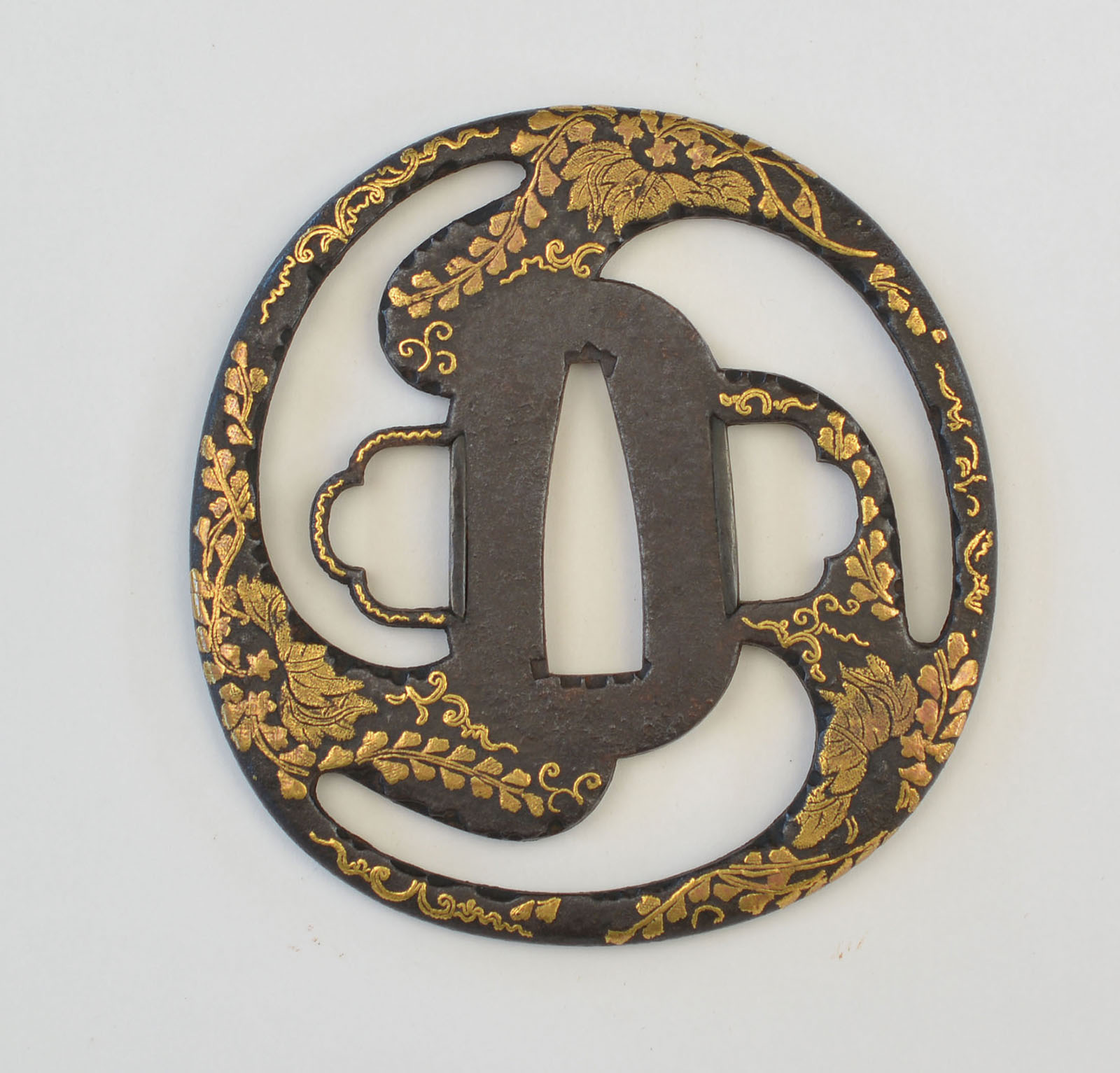 神吉深信　《三巴透桐唐草象嵌鐔 無銘》江戸時代後期(19世紀)