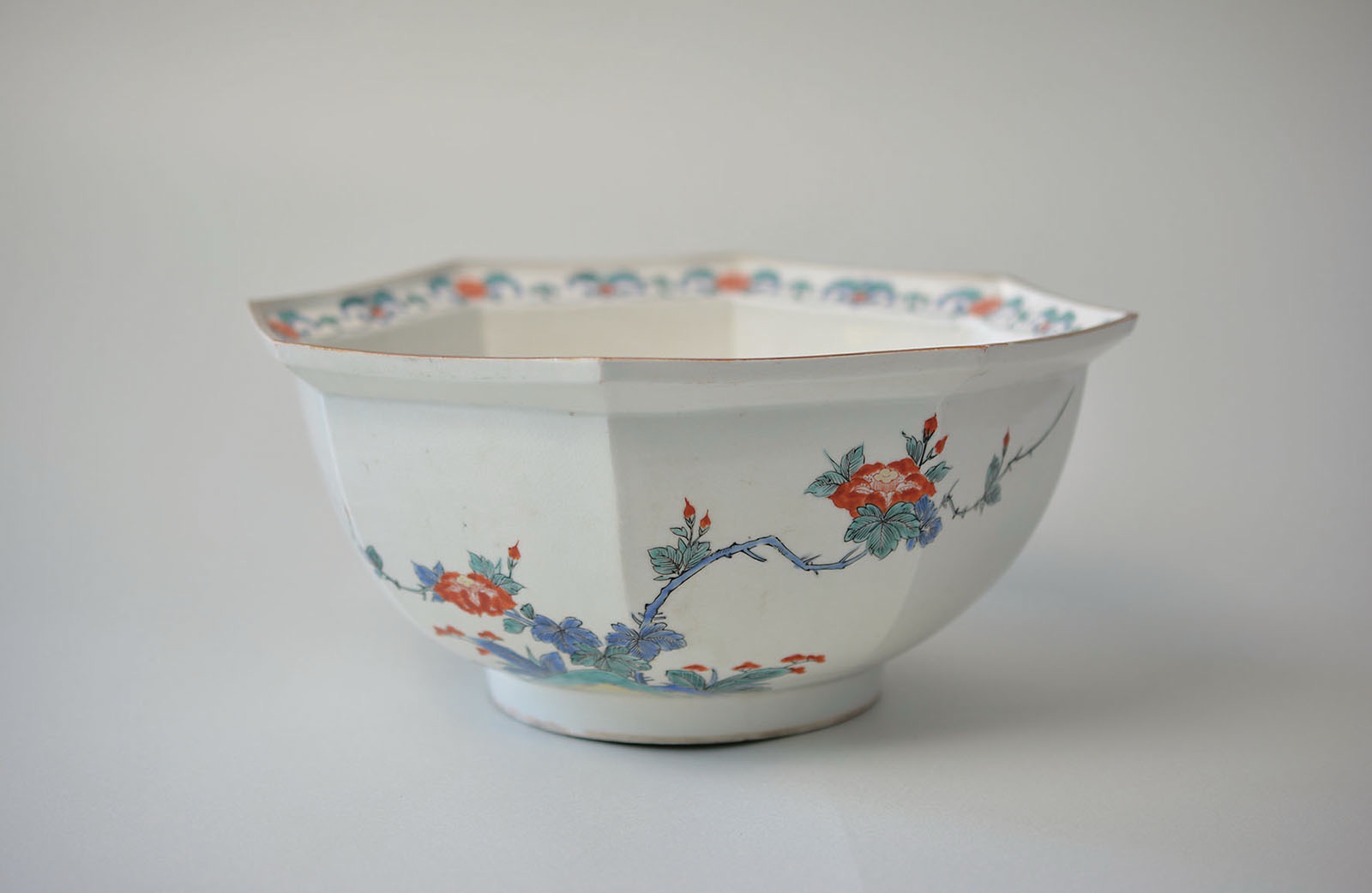 《色絵鳳凰草花文八角鉢》　江戸時代前期（17世紀後半）