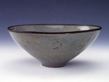 高麗青磁象嵌平茶碗　朝鮮・高麗時代(13～14世紀)山形県指定文化財