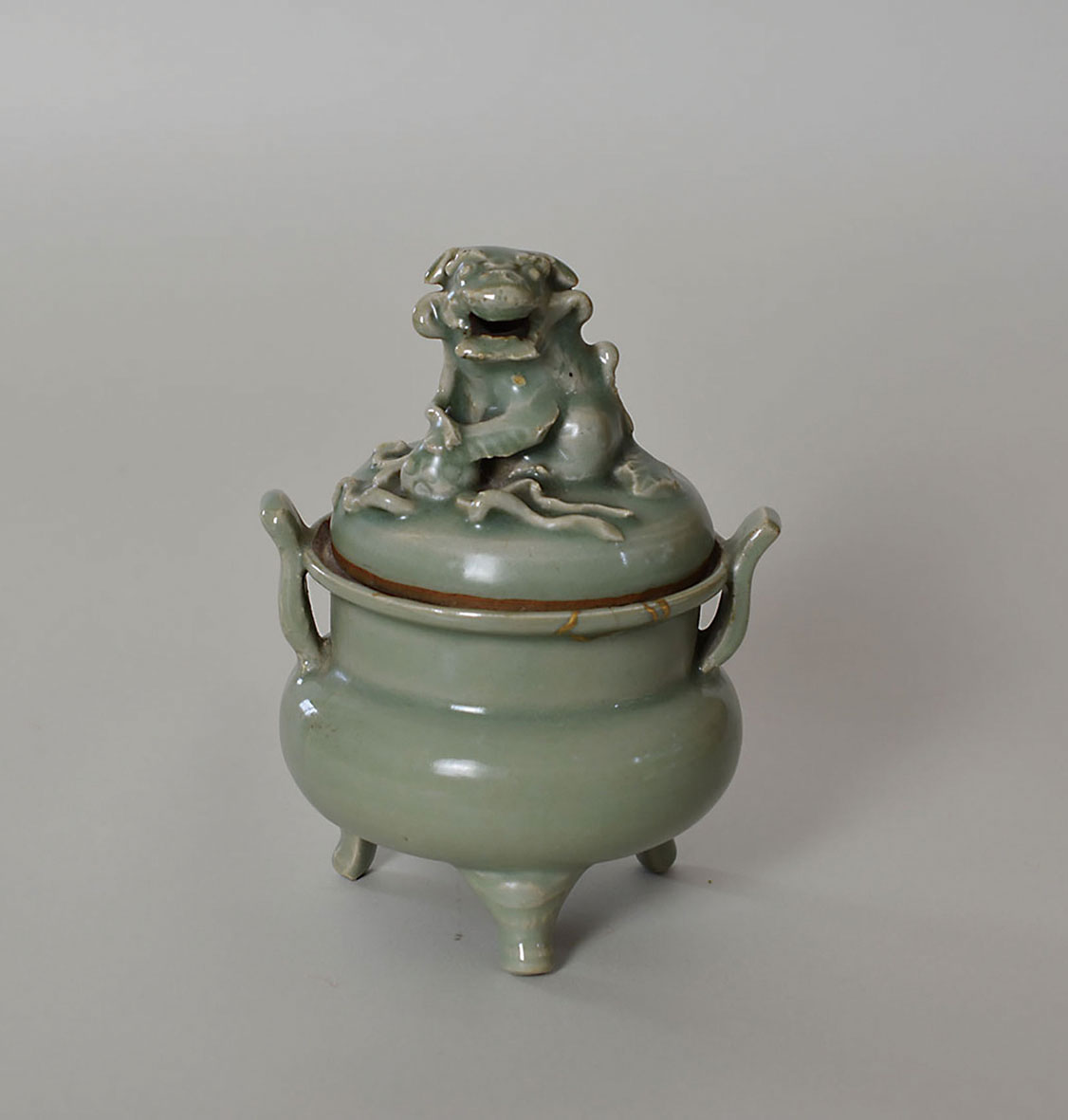 七官青磁獅子紐香炉　中国・明時代後期(17世紀)